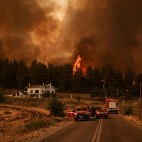 Φωτιά απειλεί σπίτι στην Εύβοια - Μαίνονται οι πυρκαγιές σε Αττική, Λακωνία και Μεσσηνία