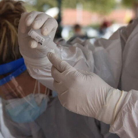 Υγειονομικοί ετοιμάζουν rapid test για κορωνοϊό σε πολίτες (ΦΩΤΟ ΑΡΧΕΙΟΥ) - Ο ΕΟΔΥ ανακοίνωσε τα σημεία που διενεργούνται δωρεάν την Κυριακή 8 Αυγούστου 2021