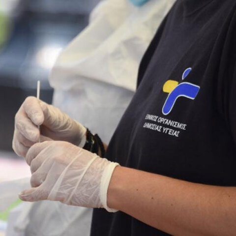 Υγειονομικός ετοιμάζει rapid test για κορωνοϊό (ΦΩΤΟ ΑΡΧΕΙΟΥ) - Σε 39 σημεία σήμερα Σάββατο 7 Αυγούστου τα κινητά κλιμάκια του ΕΟΔΥ