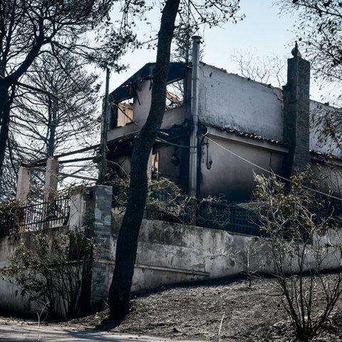 Φωτιά στην Αττική: Καμένο σπίτι στη Δροσοπηγή