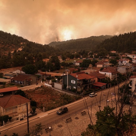 Το πύρινο μέτωπο πάνω από το χωριό Γούβες στην Εύβοια