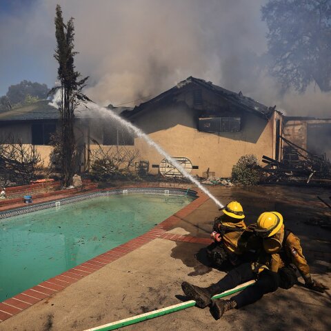 Πυροσβέστες που προσπαθούν να σβήσουν φωτιά στην Καλιφόρνια