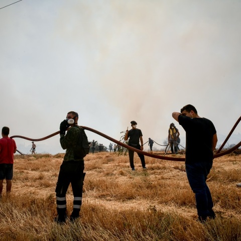 Εθελοντές πυροσβέστες επιχειρούν σε κατάσβεση στην Αττική