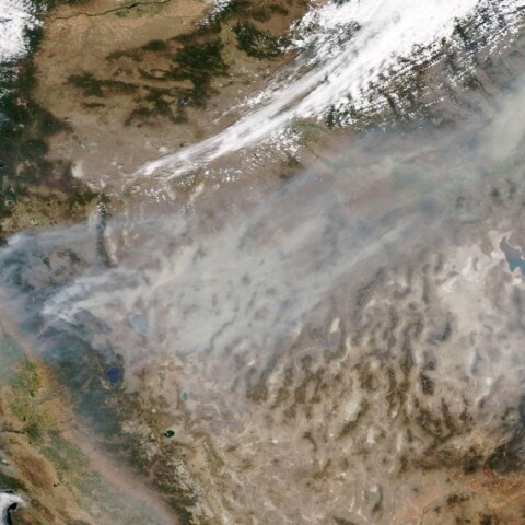 Δορυφορική εικόνα που δείχνει την έκταση του καπνού που προκαλείται από τις πυρκαγιές στη Βόρεια Καλιφόρνια σε όλη τη χώρα © EPA / NASA WORLDVIEW HANDOUT