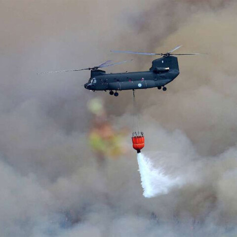 Ελικόπτερο Chinook από την Αεροπορία Στρατού επιχειρεί σε πυρκαγιά (ΦΩΤΟ ΑΡΧΕΙΟΥ)
