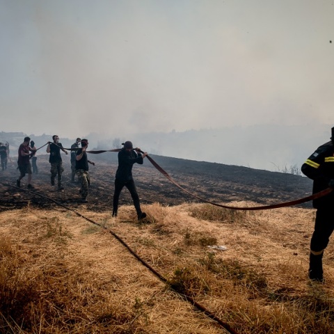 Πυροσβέστης και εθελοντές δασοπυροσβέστες στη μάχη της κατάσβεσης πυρκαγιάς στην Αττική