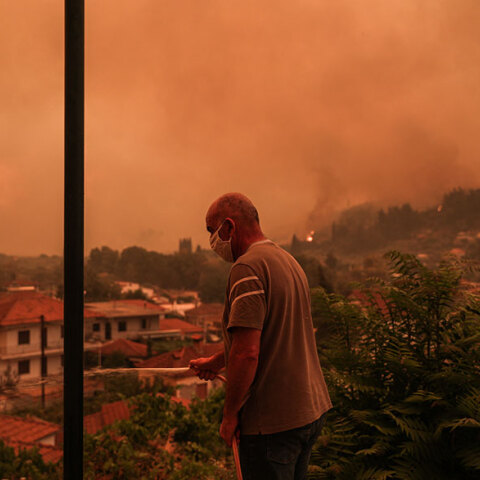 Ηλικιωμένος με μάσκα σε χωριό στην Εύβοια, το οποίο βρίσκεται σε πύρινο κλοιό - Η συγγνώμη Μητσοτάκη για τις φωτιές προκάλεσε αντιδράσεις στα κόμματα της αντιπολίτευσης