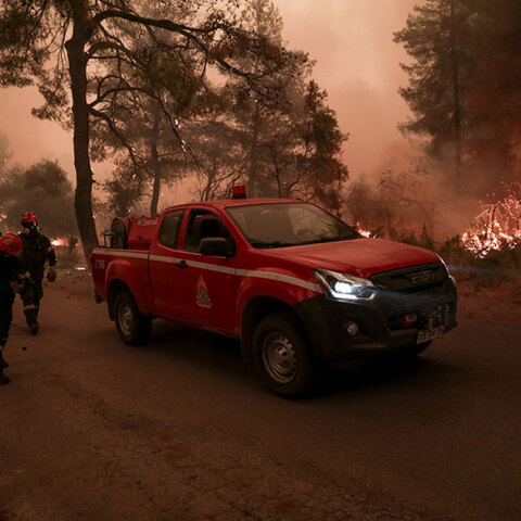 Πυροσβέστες στην Εύβοια μάχονται τις φλόγες για να σώσουν χωριά