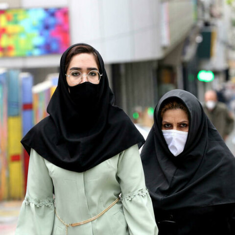 Γυναίκες με μάσκα για τον κορωνοϊό στο Ιράν