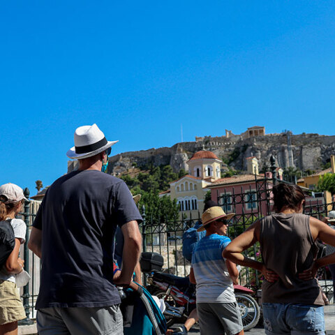 Τουρίστες στο Μοναστηράκι (ΦΩΤΟ ΑΡΧΕΙΟΥ) - Ο ΕΟΔΥ ανακοίνωσε σήμερα Δευτέρα 9 Αυγούστου 2021 τα νέα κρούσματα κορωνοϊού στην Ελλάδα