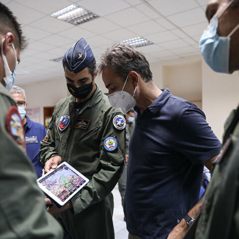 Ο πρωθυπουργός Κυριάκος Μητσοτάκης στην 112η Πτέρυγα Μάχης ενημερώνεται για τις φωτιές