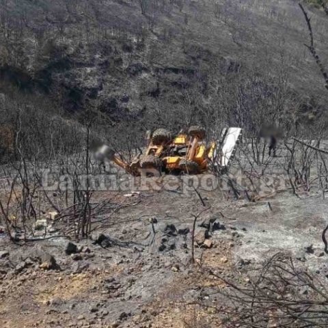 Μπουλντόζα έπεσε σε γκρεμό στη Φωκίδα