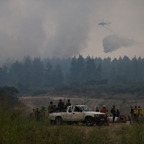 Ελικόπτερο επιχειρεί στη φωτιά στην Εύβοια