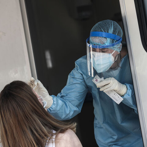 Υγειονομικός διενεργεί δωρεάν rapid test για κορωνοϊό (ΦΩΤΟ ΑΡΧΕΙΟΥ) - Ο ΕΟΔΥ ανακοίνωσε 141 σημεία για έλεγχο την Τρίτη 10 Αυγούστου 2021