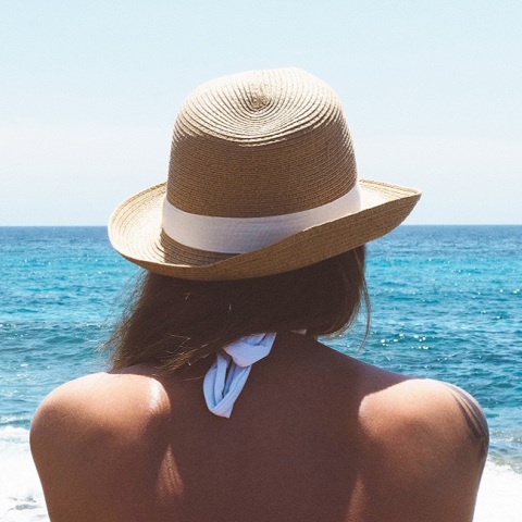 Μια γυναίκα στην παραλία. 