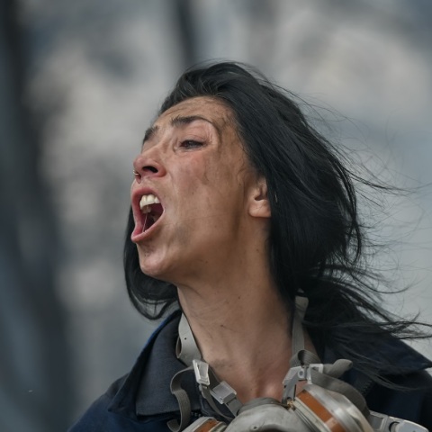 Η εθελόντρια δασοπυροσβέστης, Κατερίνα Ιωαννίδου, κατά την επιχείρηση κατάσβεσης στις Αφίδνες