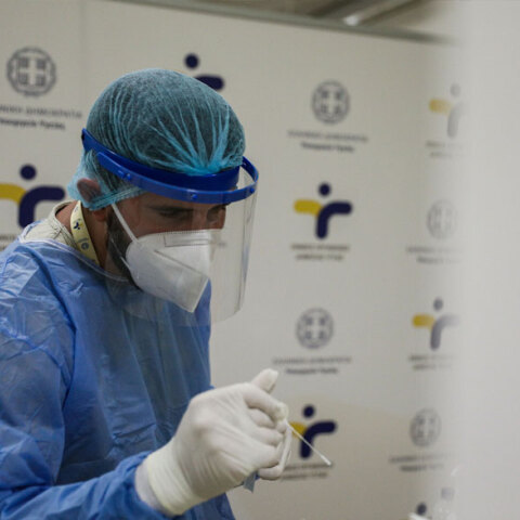 Υγειονομικός του ΕΟΔΥ πραγματοποιεί rapid test στο Σύνταγμα (ΦΩΤΟ ΑΡΧΕΙΟΥ) - Ο ΕΟΔΥ ανακοίνωσε σήμερα Τρίτη 10 Αυγούστου 2021 τα νέα κρούσματα κορωνοϊού στην Αττική