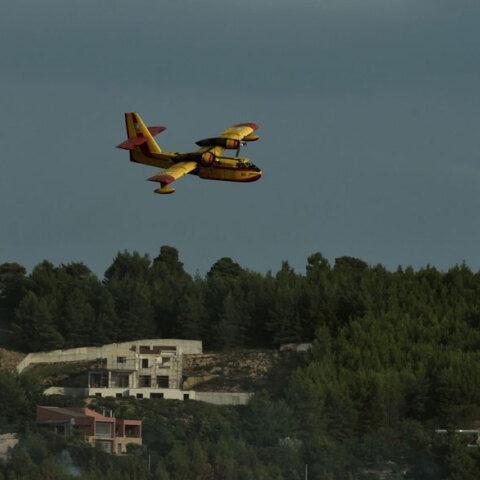 Πυρκαγιές στην Ελλάδα: Αεροσκάφος Canadair κατευθύνεται σε πύρινο μέτωπο