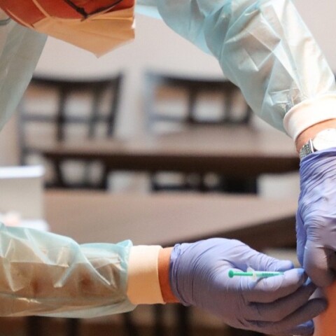 Γιατρός εμβολιάζει ασθενή © Pixabay - Κατ’ οίκον εμβολιασμός: Νέο πρόγραμμα από τον δήμο Χανίων