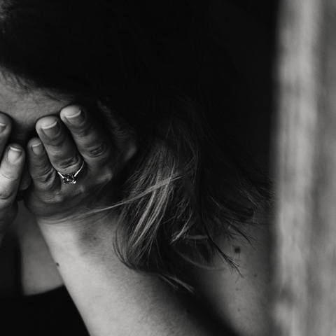 Μια γυναίκα κρατάει το πρόσωπο της απογοητευμένη. 