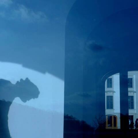 Φωτογραφία στο εξώφυλλο της συλλογής «Ποιήματα» του Ηλία Ευθυμιόπουλου (εκδ. ATHENS VOICE BOOKS)