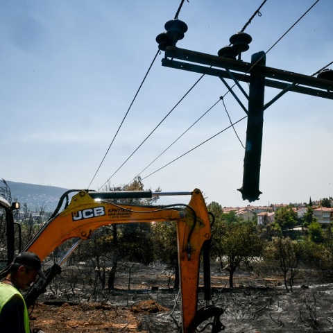 Ηλεκτροδότηση: Ζημιές από τις φωτιές στο δίκτυο - Χωρίς ρεύμα σπίτια σε Αττική και Εύβοια