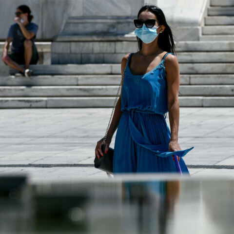 Κοπέλα με μάσκα για τον κορωνοϊό στο Σύνταγμα (ΦΩΤΟ ΑΡΧΕΙΟΥ) - 4.181 νέα κρούσματα κορωνοϊού ανακοίνωσε σήμερα Τρίτη 10 Αυγούστου 2021 ο ΕΟΔΥ