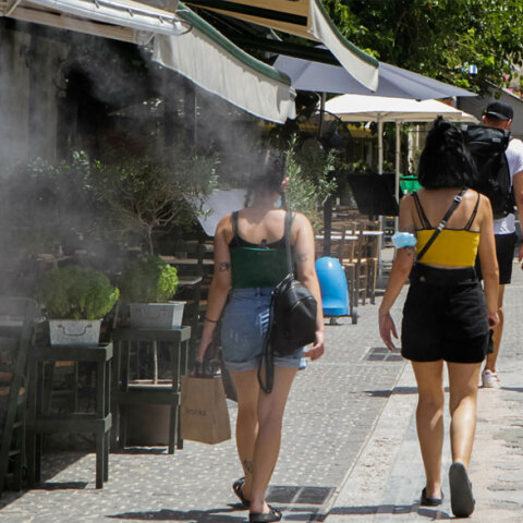 Κοπέλες στο κέντρο της Αθήνας (ΦΩΤΟ ΑΡΧΕΙΟΥ) - Ο ΕΟΔΥ ανακοίνωσε σήμερα Τρίτη 10 Αυγούστου 2021 τα νέα κρούσματα κορωνοϊού στην Ελλάδα