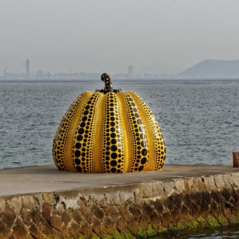 Γιαγιόι Κουσάμα, η "κίτρινη κολοκύθα" της στην ακτή της Ναοσίμα