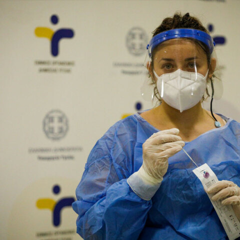 Υγειονομικός του ΕΟΔΥ πραγματοποιεί δωρεάν rapid test στο Σύνταγμα (ΦΩΤΟ ΑΡΧΕΙΟΥ)