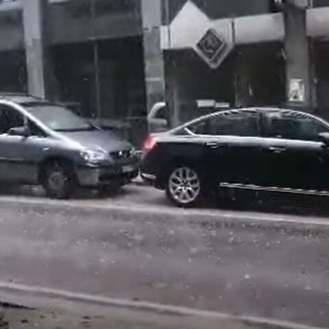 Το μπουρίνι στην Καβάλα έφερε χαλάζι σε δρόμους της πόλης, την ώρα που μαίνονται πυρκαγιές σε Εύβοια, Αρκαδία και Ηλεία