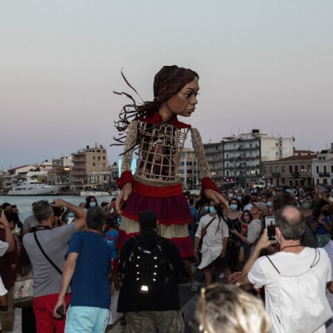  Η Μικρή Αμάλ, μία μαριονέτα ύψους 3,5 μέτρων που εκπροσωπεί όλα τα παιδιά-πρόσφυγες, ξεκίνησε το ταξίδι της στην Ελλάδα από την Χίο © EUROKINISSI / ΔΗΜΗΤΡΗΣ ΒΟΥΧΟΥΡΗΣ