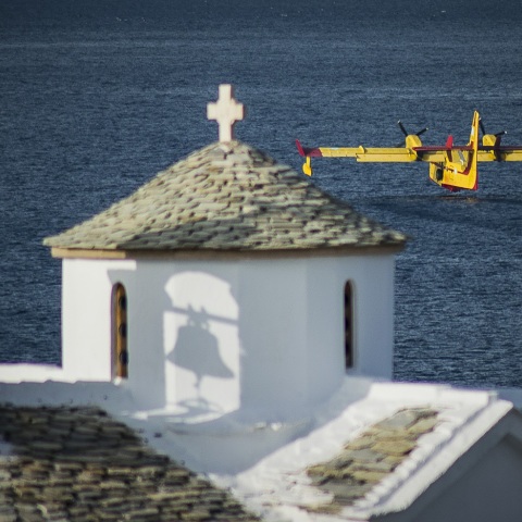 Πυροσβεστικό καναντέρ που πετά πάνω από εκκλησία