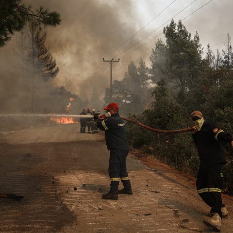 Πυροσβέστες επιχειρούν για την κατάσβεση πυρκαγιάς