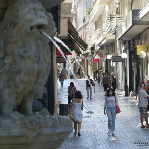 Πολίτες φορούν μάσκες στο Ηράκλειο της Κρήτης