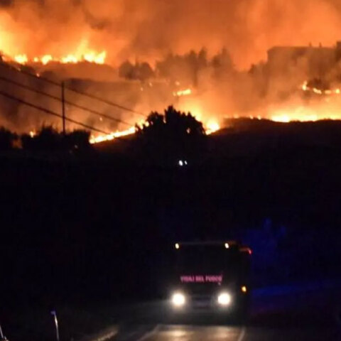 Στην Ιταλία οι πυρκαγιές μαίνονται ανεξέλεγκτες με ολόκληρες πλαγιές να είναι παραδομένες στις φλόγες