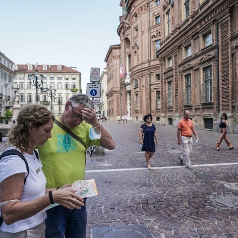 Ιταλία: Πολίτες περπατούν στους δρόμους παρά τις υψηλές θερμοκρασίες