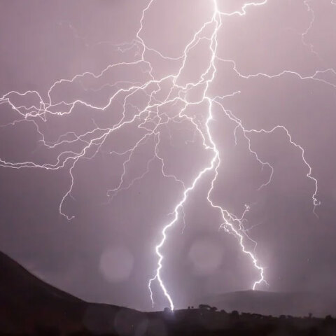 Κεραυνοί (ΦΩΤΟ ΑΡΧΕΙΟΥ) - Προκλήθηκαν πυρκαγιές σε Πόρτο Γερμενό και Μάνδρα Αττικής