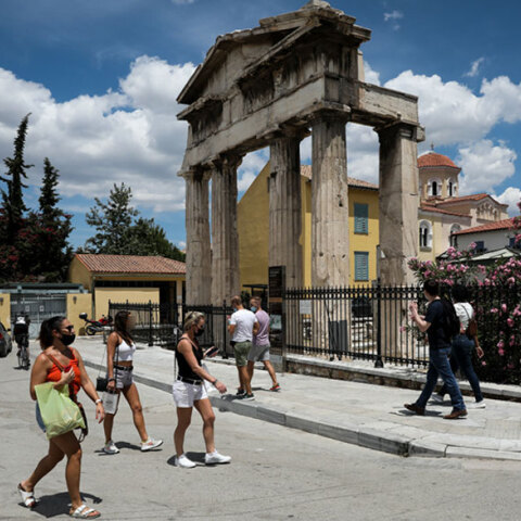 Πολίτες με μάσκα για τον κορωνοϊό έξω από αρχαιολογικό χώρο (ΦΩΤΟ ΑΡΧΕΙΟΥ) - Ο ΕΟΔΥ ανακοίνωσε τα νέα κρούσματα σήμερα Τετάρτη 11 Αυγούστου 2021