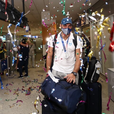 Άφιξη και υποδοχή της Εθνικής ομάδας Πόλο από τους Ολυμπιακούς Αγώνες του Τόκιο © EUROKINISSI / ΘΑΝΑΣΗΣ ΔΗΜΟΠΟΥΛΟΣ