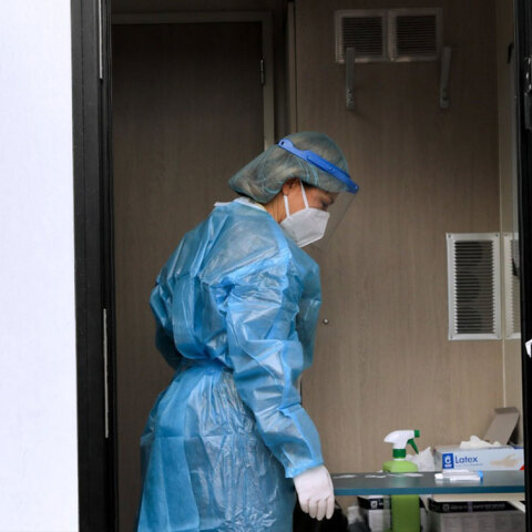 Υγειονομικός σημειώνει αποτέλεσμα μετά από δωρεάν rapid test για κορωνοϊό σε πολίτη