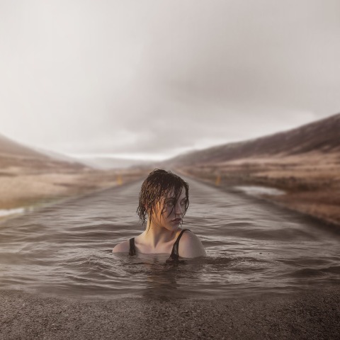 Εικόνα που δείχνει πρόσωπο γυναίκας που κολυμπά σε δρόμο