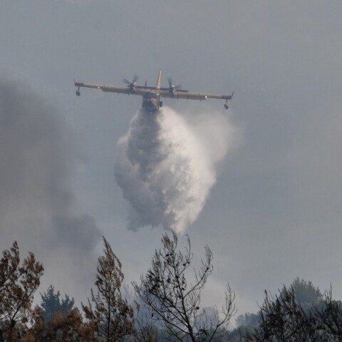 Ελικόπτερο της Πυροσβεστικής κάνει ρίψη νερού © EUROKINISSI 