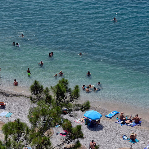 Λουόμενοι σε παραλία (ΦΩΤΟ ΑΡΧΕΙΟΥ) - Καλός ο καιρός τον Δεκαπενταύγουστο, σύμφωνα με την πρόγνωση από τον μετεωρολόγο Σάκη Αρναούτογλου