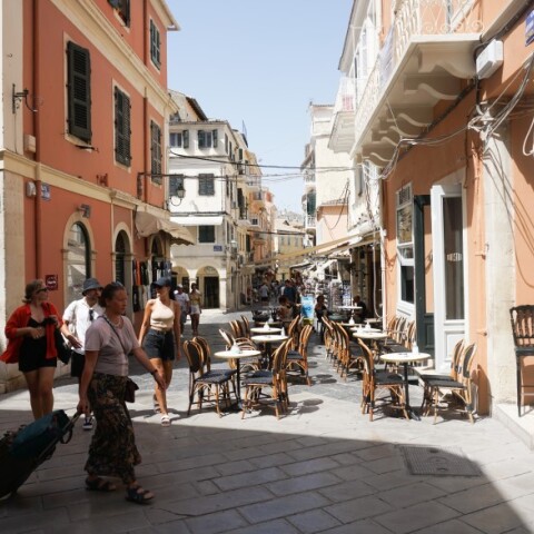 Τουρίστες στο νησί της Κέρκυρας © EUROKINISSI / ΚΟΝΤΑΡΙΝΗΣ ΓΙΩΡΓΟΣ