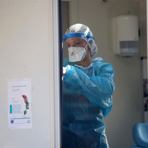 Υγειονομικός με προστατευτικό εξοπλισμό κατά της Covid-19 (ΦΩΤΟ ΑΡΧΕΙΟΥ) - Μεγάλη η διασπορά του κορωνοϊού στην Κρήτη, με το μισό νησί να παραμένει ανεμβολίαστο