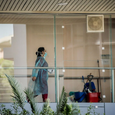 Υγειονομικός με προστατευτική στολή για κορωνοϊό (ΦΩΤΟ ΑΡΧΕΙΟΥ) - Ο ΕΟΔΥ ανακοίνωσε σήμερα Πέμπτη 12 Αυγούστου 2021 τα νέα κρούσματα Covid-19