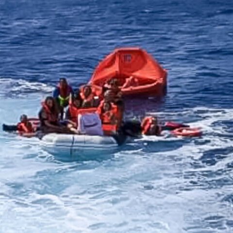 Μήλος: Οι ναυαγοί απομακρύνονται με φουσκωτό μετά τη βύθιση της θαλαμηγού