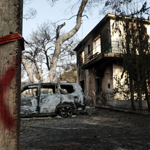 Καταστροφές στη Βαρυμπόμπη από τη φωτιά - Ο πρωθυπουργός Κυριάκος Μητσοτάκης ενημερώνει τη Βουλή στις 25 Αυγούστου για τις πυρκαγιές
