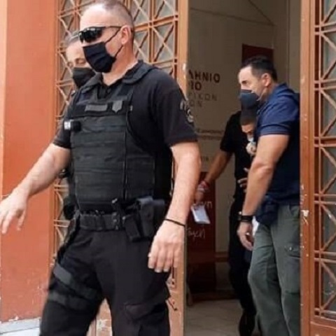 Έγκλημα στις Σέρρες: Ο 22χρονος κατηγορούμενος φεύγει από το κτίριο της εισαγγελίας
